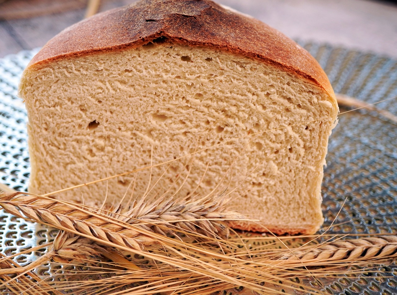 dlaczego chleb się klei